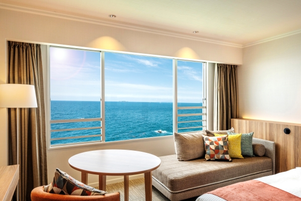 部屋でくつろぐ