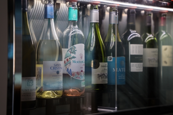 ワインバーで贅沢な時間を