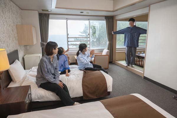 部屋でくつろぐ