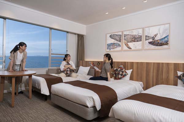 部屋でくつろぐ